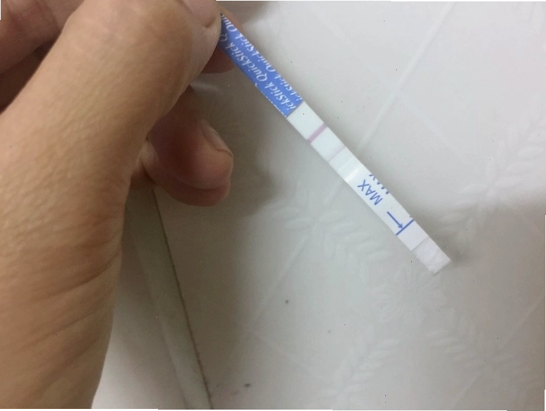 Quan sát các vạch trên que thử thai Quickstick để đọc kết quả