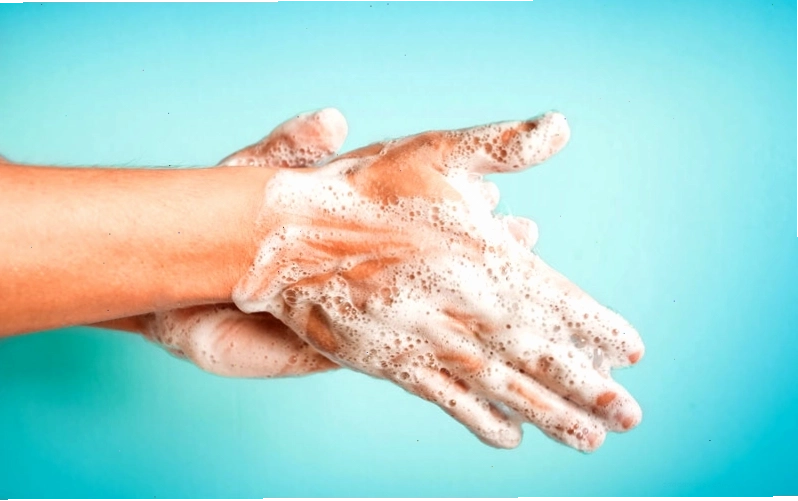 Rửa tay nhiều lần là một hành vi cưỡng chế phổ biến ở người mắc OCD để giảm bớt nỗi sợ bị nhiễm khuẩn