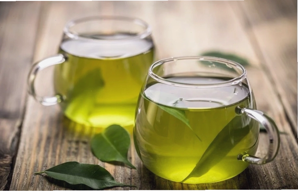 Sử dụng lá trà xanh để hỗ trợ điều trị viêm nang lông