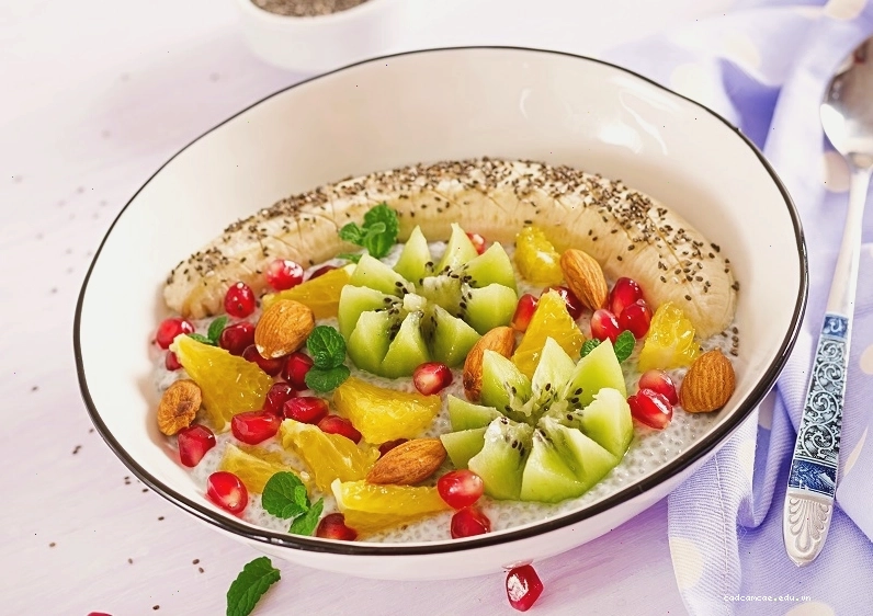 Sữa chua trộn hạt chia và hoa quả là món ăn sáng nhanh gọn và bổ dưỡng