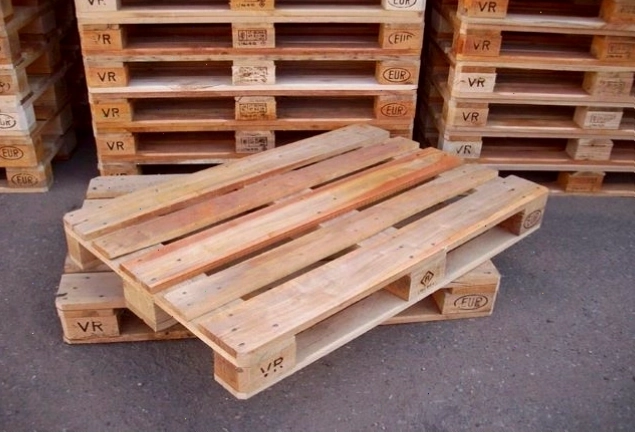 Tấm pallet làm bằng gỗ keo, tiện dụng cho việc vận chuyển hàng hóa