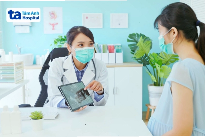 Thăm khám bác sĩ khi cơ thể tiết nhiều khí hư bất thường trong thai kỳ