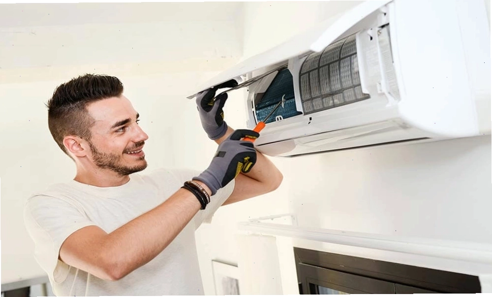 Thợ chuyên nghiệp đang thực hiện quy trình tháo lắp máy lạnh một cách cẩn thận và chính xác