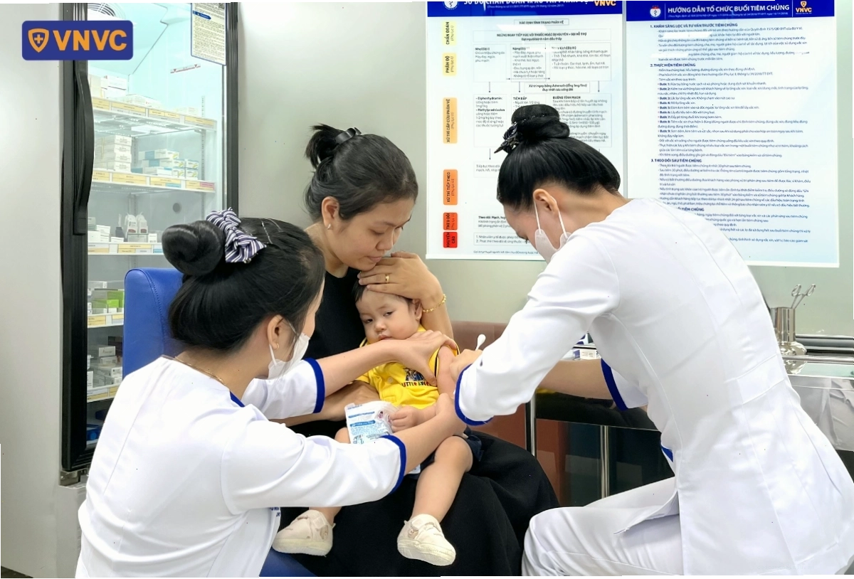 Tiêm vắc xin phòng bệnh thủy đậu cho trẻ