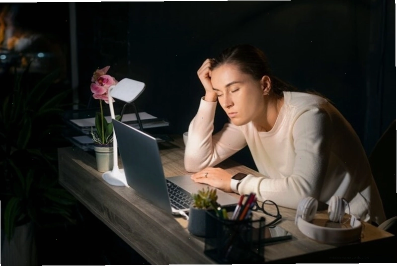 Tránh làm việc quá khuya để phòng ngừa mụn nấm men
