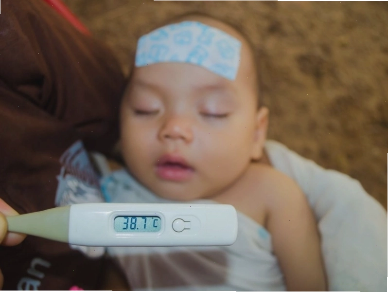 Trẻ em uống thuốc hạ sốt dưới sự giám sát của người lớn