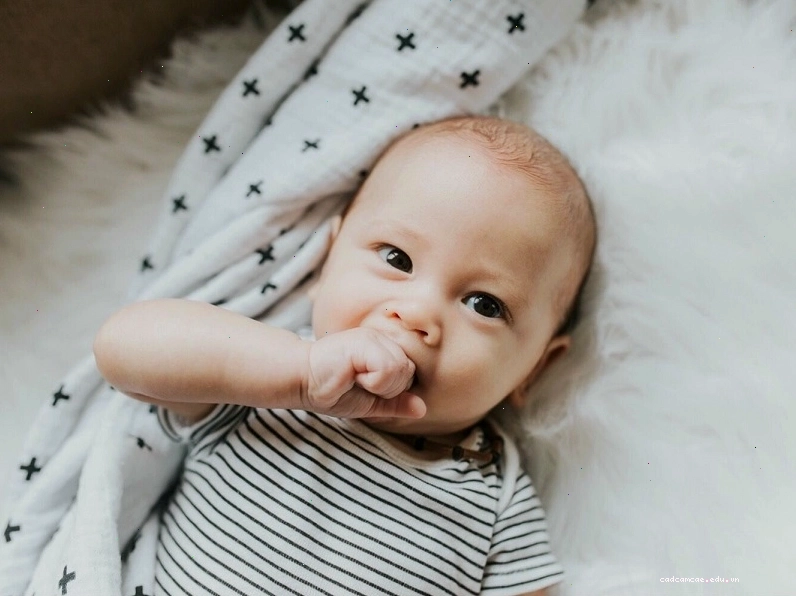 Trẻ sơ sinh bị ho có thể là phản xạ tự nhiên hoặc dấu hiệu bệnh lý cần chú ý