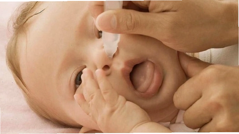 Vệ sinh mũi bằng nước muối sinh lý giúp làm sạch và thông thoáng đường hô hấp cho trẻ